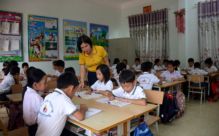 Giờ học của cô và trò Trường Tiểu học Quài Cang, xã Quài Cang. Ảnh: Diệp Chi