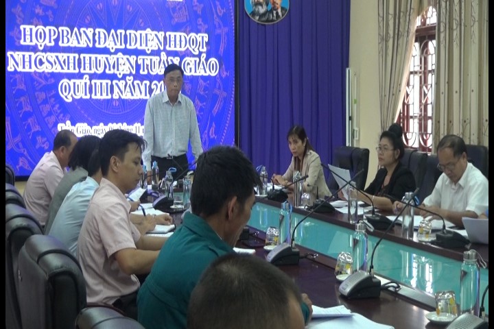 Đ/c Vũ Văn Đức - Chủ tịch UBND huyện, trưởng ban Ban đại diện chủ trì cuộc họp