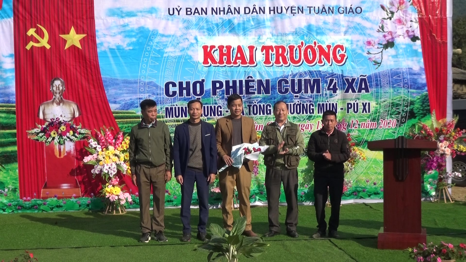 Khai mạc chợ phiên cụm 4 xã của huyện Tuần Giáo