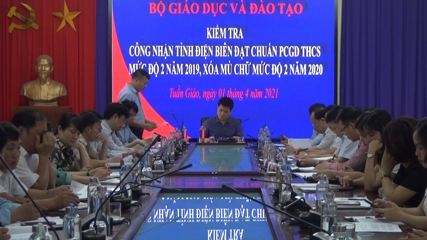 Kiểm tra phổ cập giáo dục xóa mù chữ tại huyện Tuần Giáo