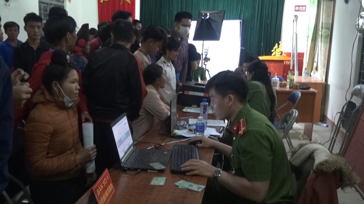 Công an huyện Tuần Giáo đẩy nhanh tiến độ, cấp thẻ căn cước công dân lưu động