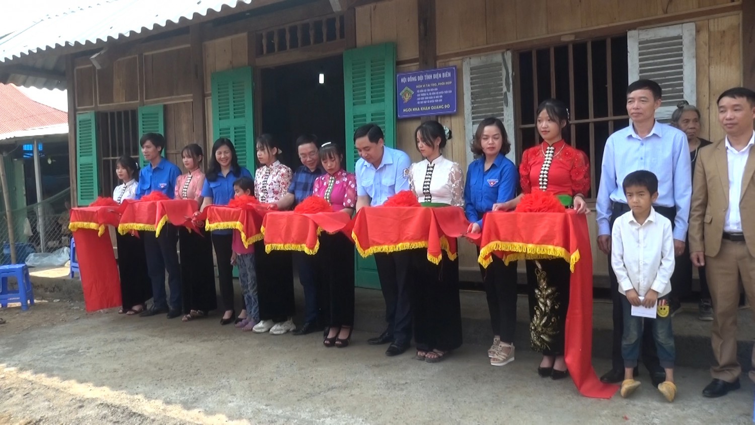 Lễ khánh thành và bàn giao “Ngôi nhà khăn quàng đỏ”