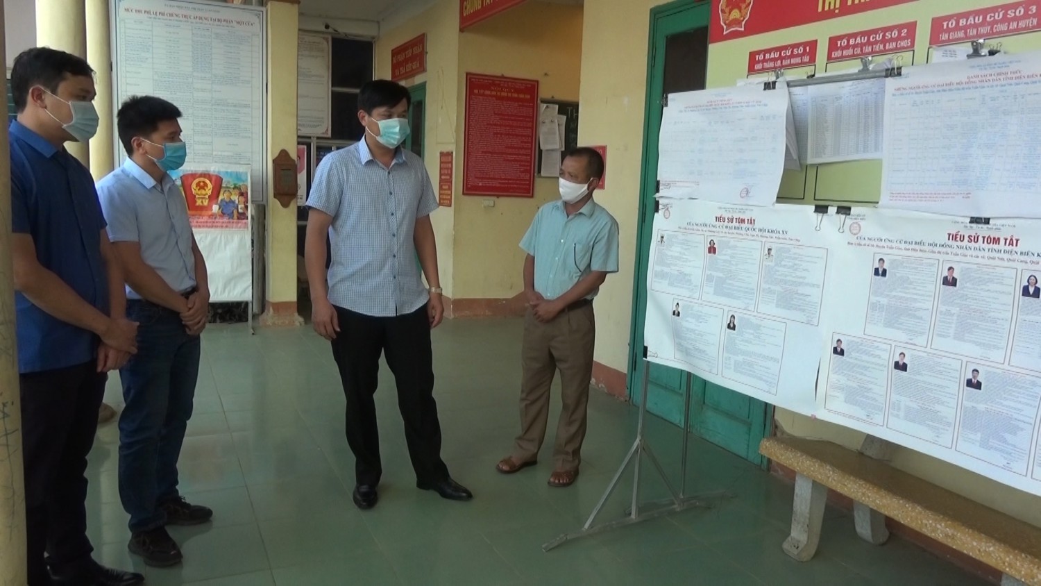 Bí thư huyện ủy kiểm tra công tác chuẩn bị bầu cử Quốc hội khóa XV và HĐND các cấp nhiệm kỳ 2021 - 2026 tại các địa phương trong huyện