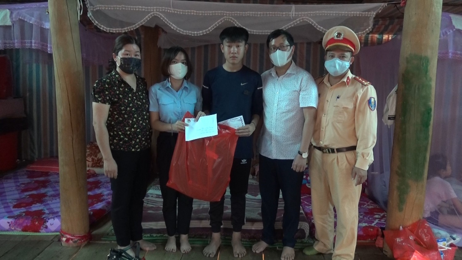 Tặng quà cho Đội viên có hoàn cảnh khó khăn