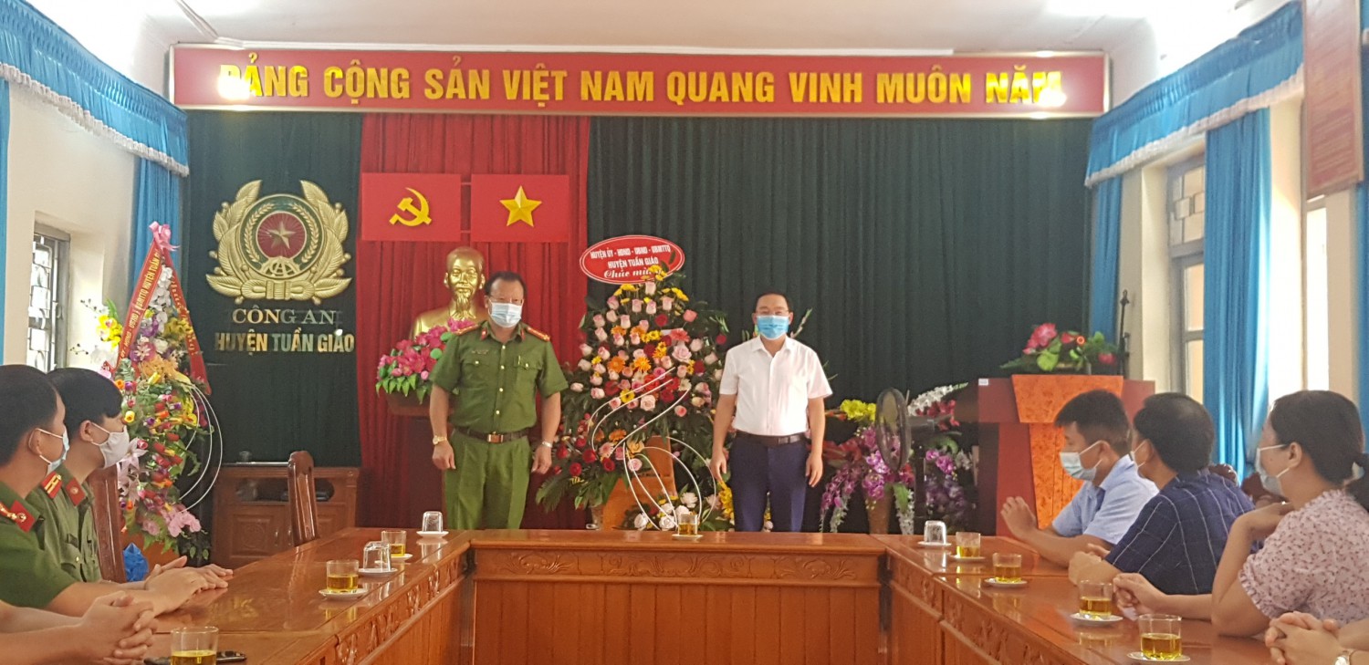 Lãnh đạo Huyện thăm, chúc mừng Công an huyện nhân kỷ niệm 76 năm ngày truyền thống Công an Nhân dân.