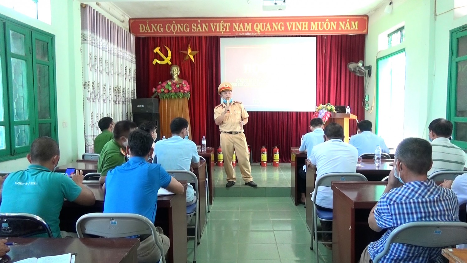 Công an huyện tuyên truyền pháp luật về giao thông  và kỹ năng sử dụng bình chữa cháy tại Thị trấn Tuần Giáo