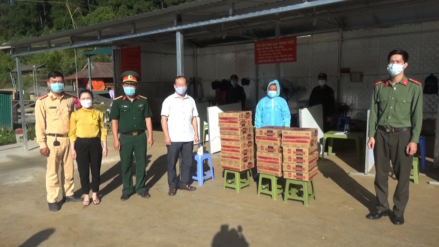 UBND huyện tặng quà chốt kiểm soát phòng chống dịch bệnh Covid-19