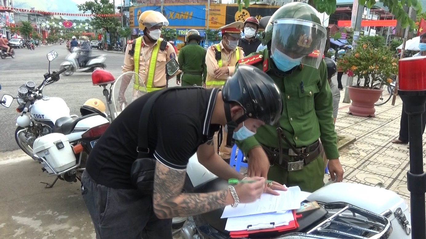 Đeo khẩu trang nơi công cộng: Mỗi người dân cần nêu cao ý thức tự giác và trách nhiệm với cộng đồng