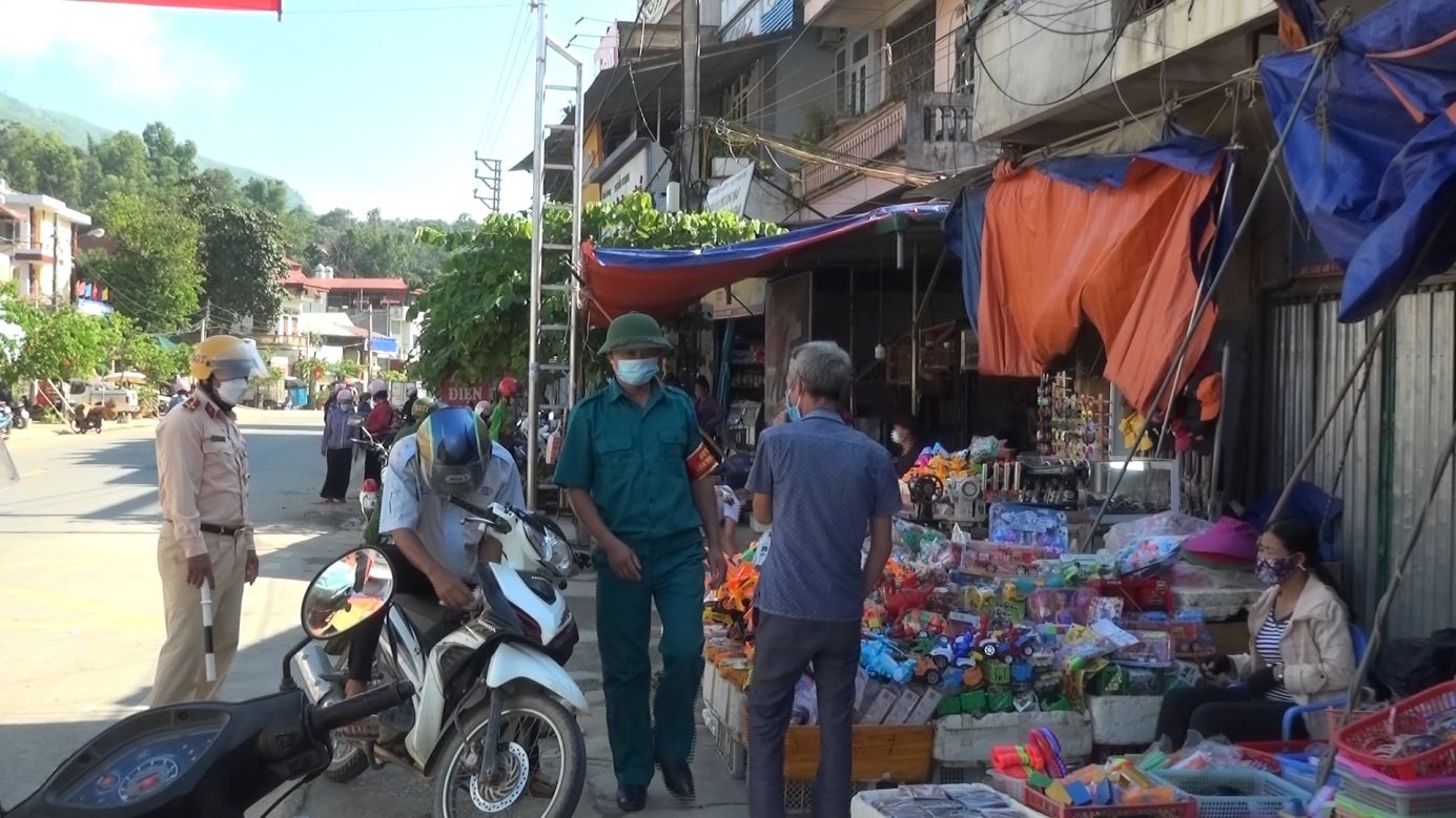 Ra quân giải tỏa vi phạm hành lang an toàn giao thông