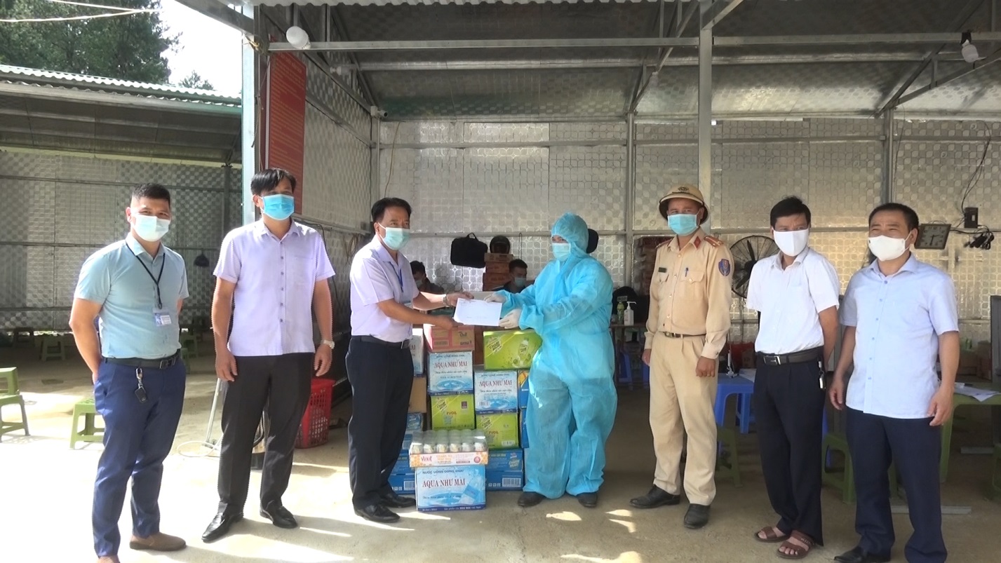 Thăm tặng quà chốt kiểm soát dịch Covid-19