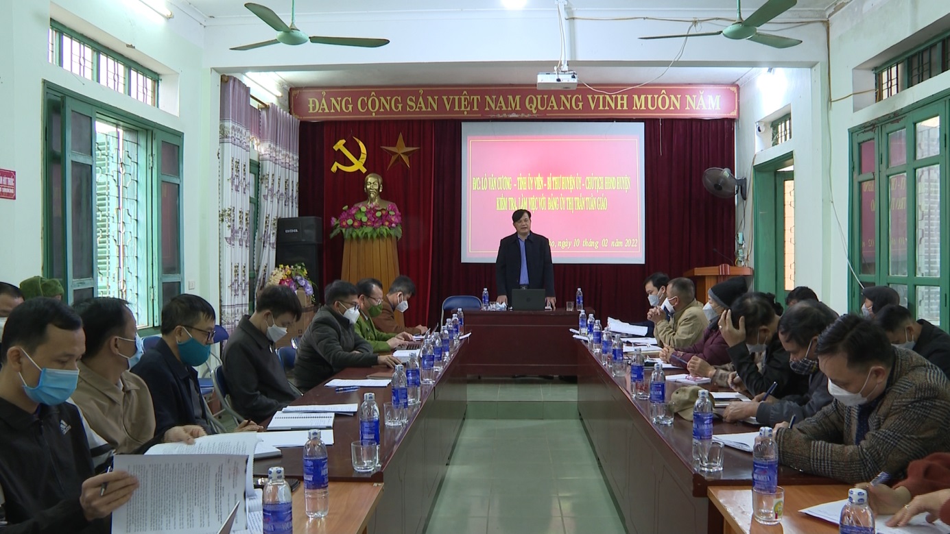 Bí Thư Huyện ủy Lò Văn Cương làm việc với Thị trấn Tuần Giáo