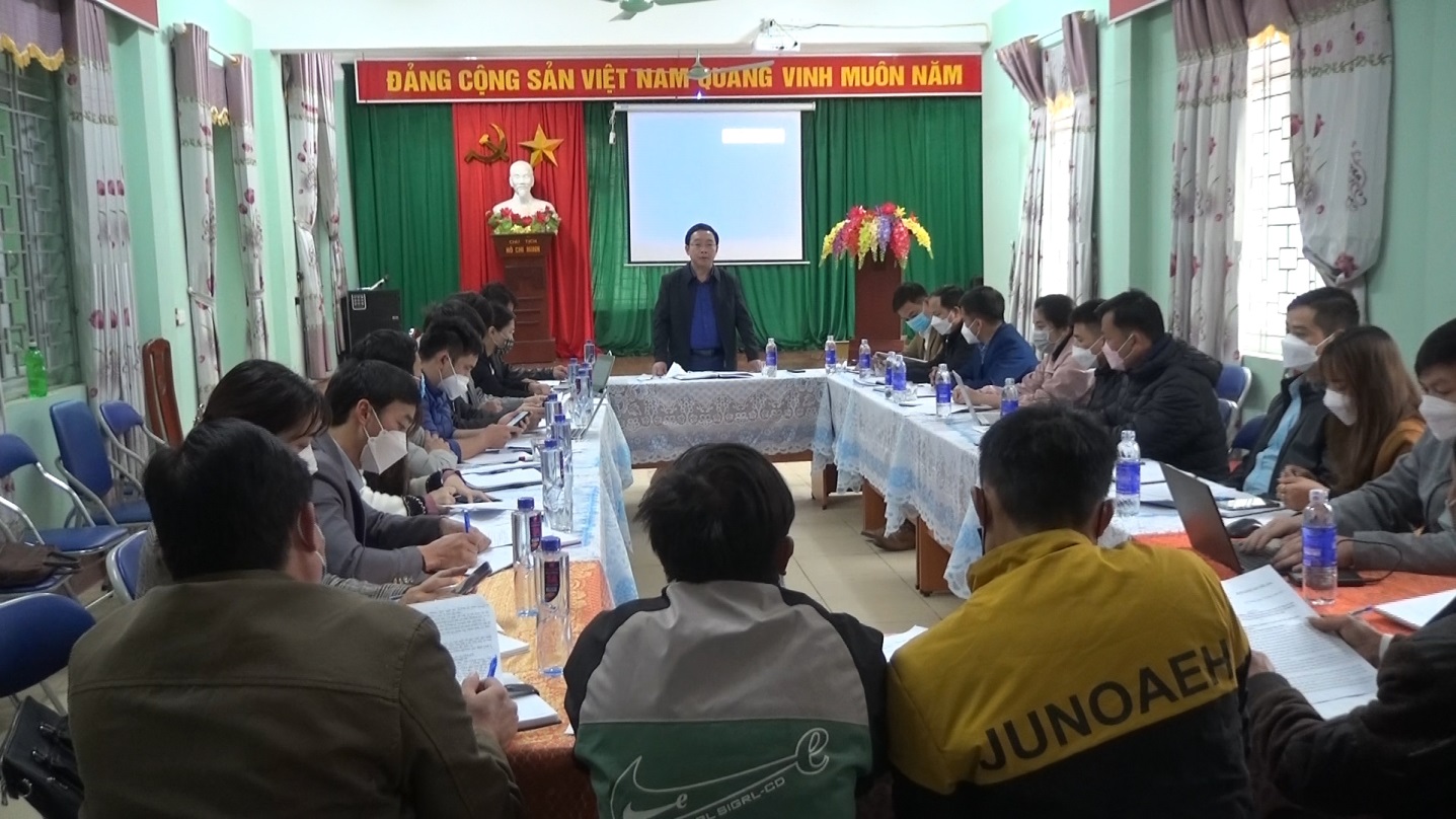 Đồng chí Giàng A Dế làm việc với Đảng ủy xã Phình Sáng