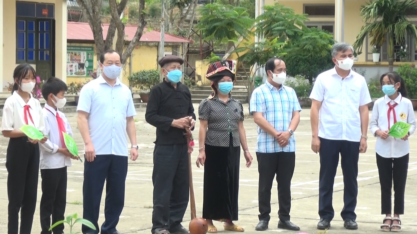 “Cặp lá yêu thương” đến với trẻ em khó khăn huyện Tuần Giáo