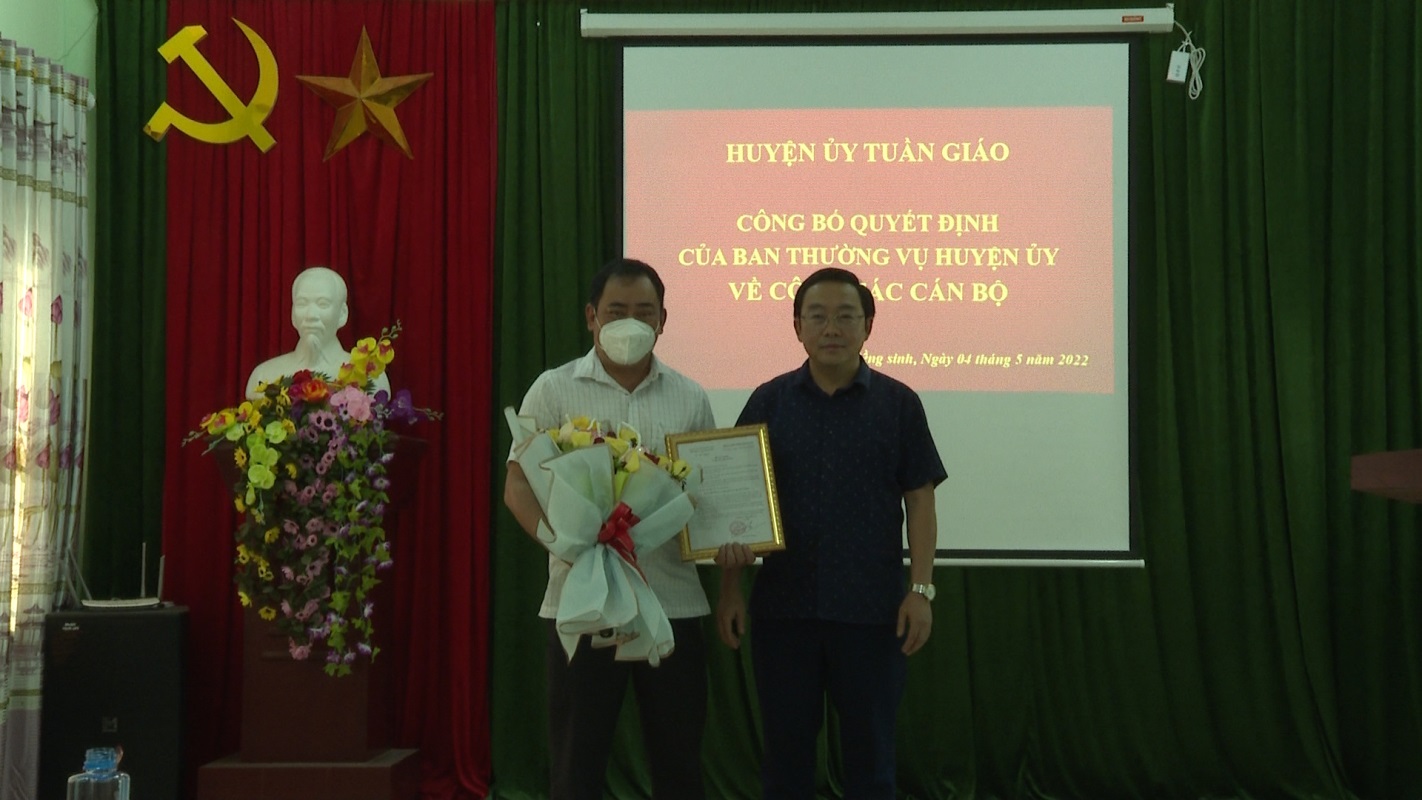 Công bố Quyết định của BTV Huyện ủy về công tác cán bộ tại xã Chiềng Sinh