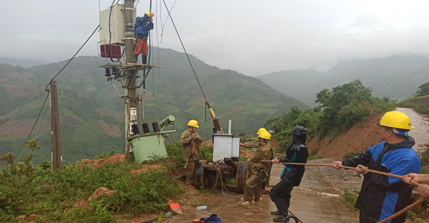 Điện lực Tuần Giáo khắc phục sự cố sau sét đánh