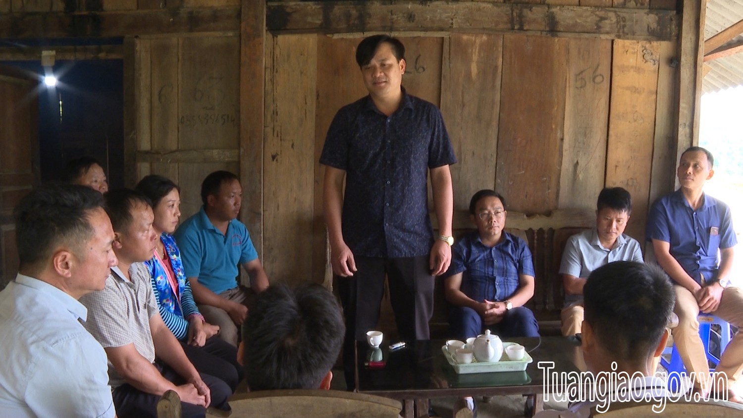 Đoàn công tác của Huyện ủy Tuần Giáo thăm và làm việc tại bản Lồng xã Tỏa Tình