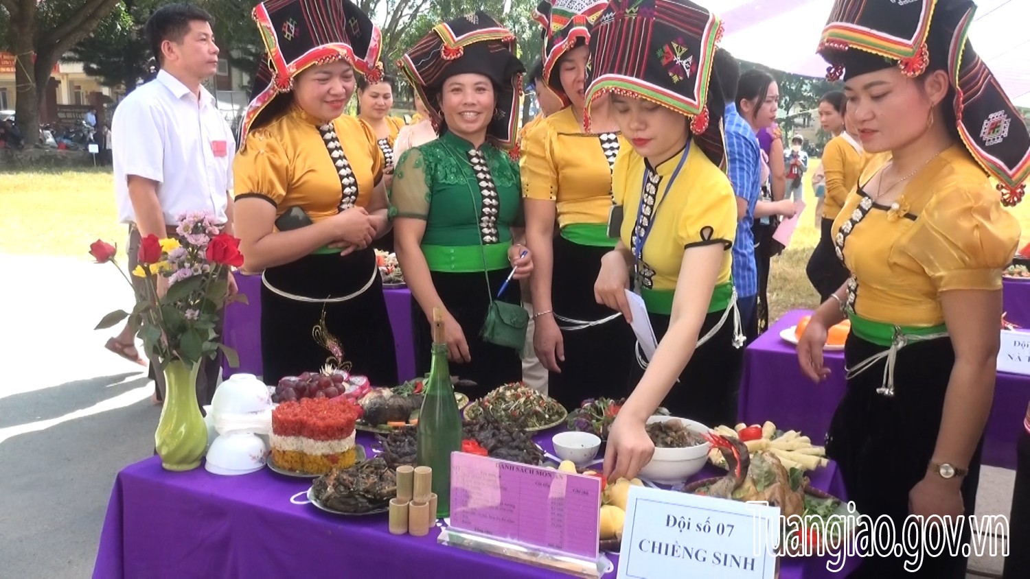 Tuần Giáo tổ chức “Hội chợ trưng bày, giới thiệu sản phẩm nông sản và Hội thi nấu ăn Ẩm thực miền Ban trắng năm 2022