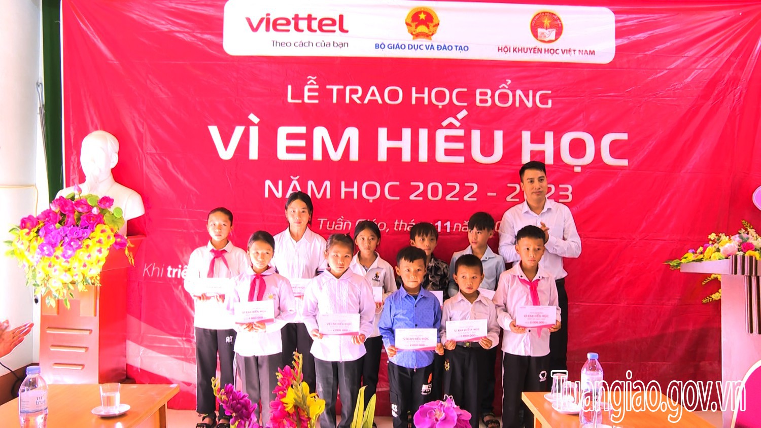 Lễ trao học bổng “Vì em hiếu học” năm 2022