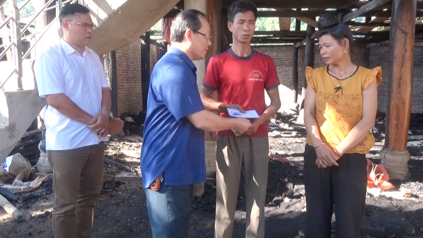 Thăm hỏi, động viên gia đình bị cháy nhà ở xã Mùn Chung