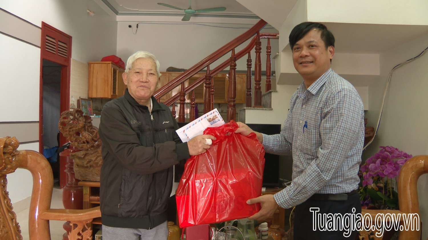 Đồng chí Lò Văn Cương thăm, chúc Tết các đồng chí nguyên lãnh đạo huyện qua các thời kỳ