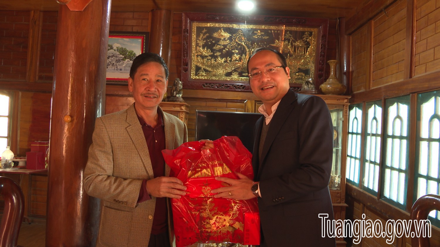 Đồng chí Lê Xuân Cảnh tặng quà tết các đồng chí đảng viên 50, 55 và trên 60 tuổi đảng