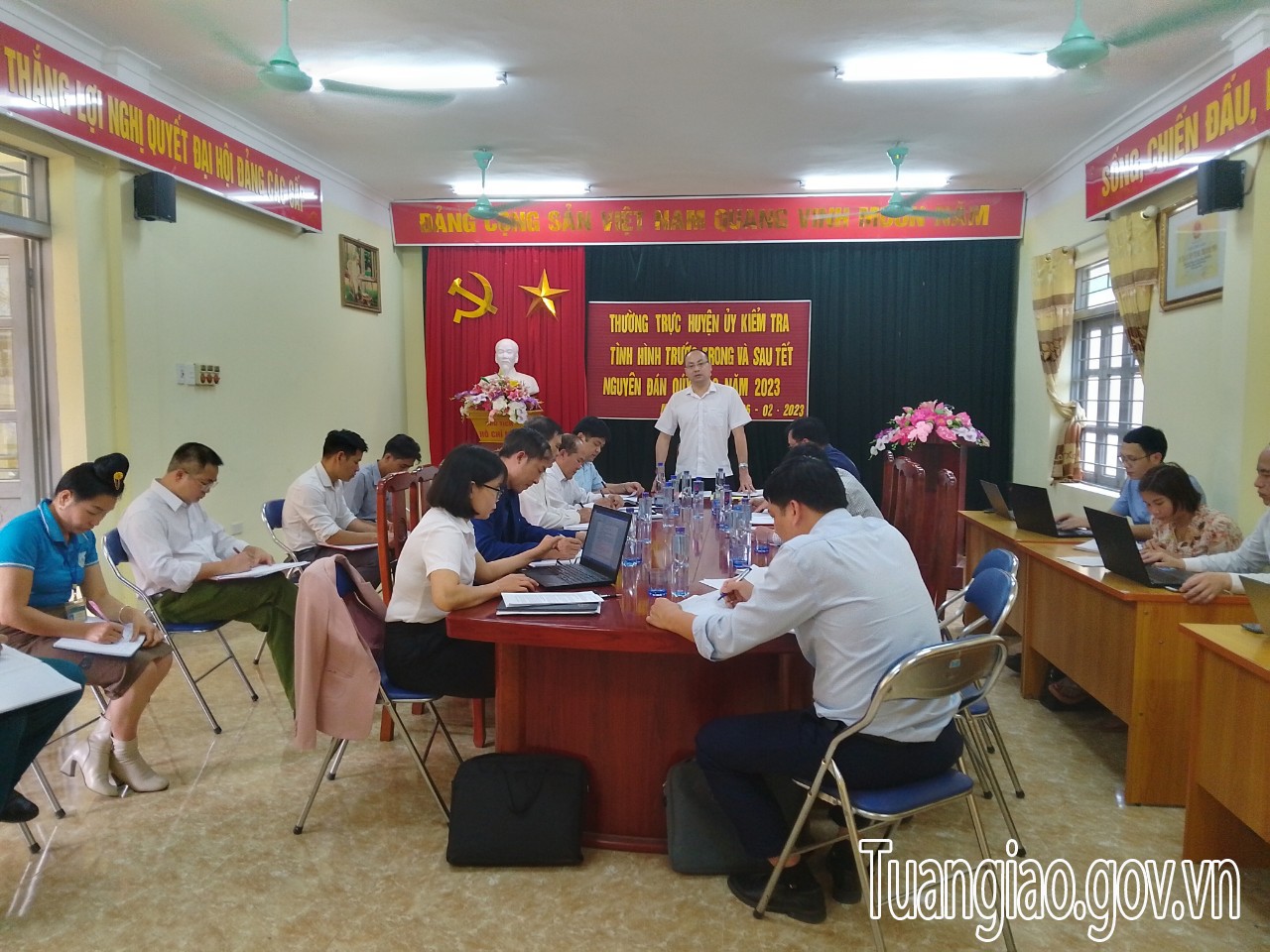 Đồng chí Lê Xuân Cảnh-  Phó bí thư, Chủ tịch UBND huyện làm việc với xã Mùn Chung