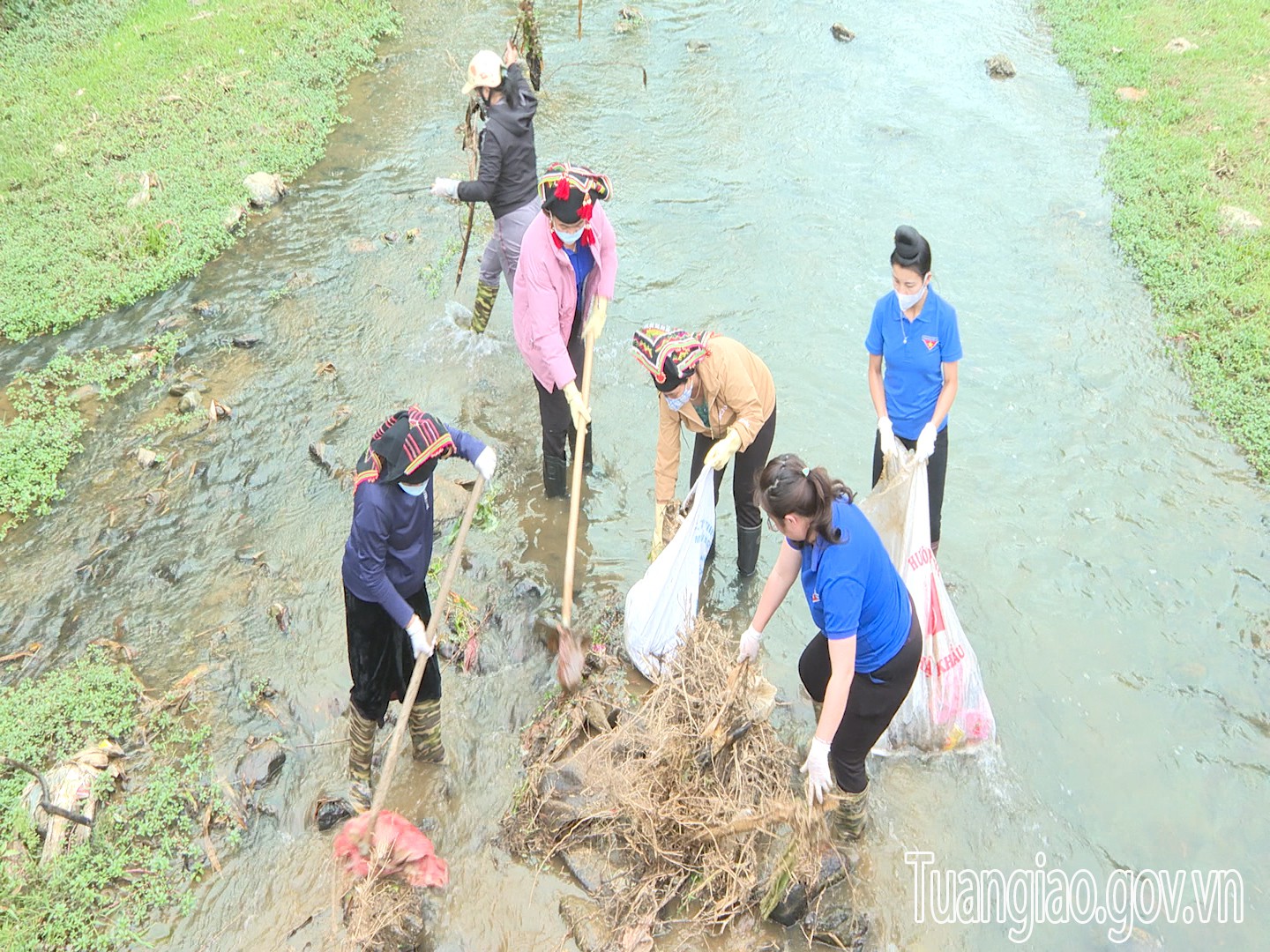 Thị trấn Tuần Giáo ra quân dọn dẹp vệ sinh môi trường