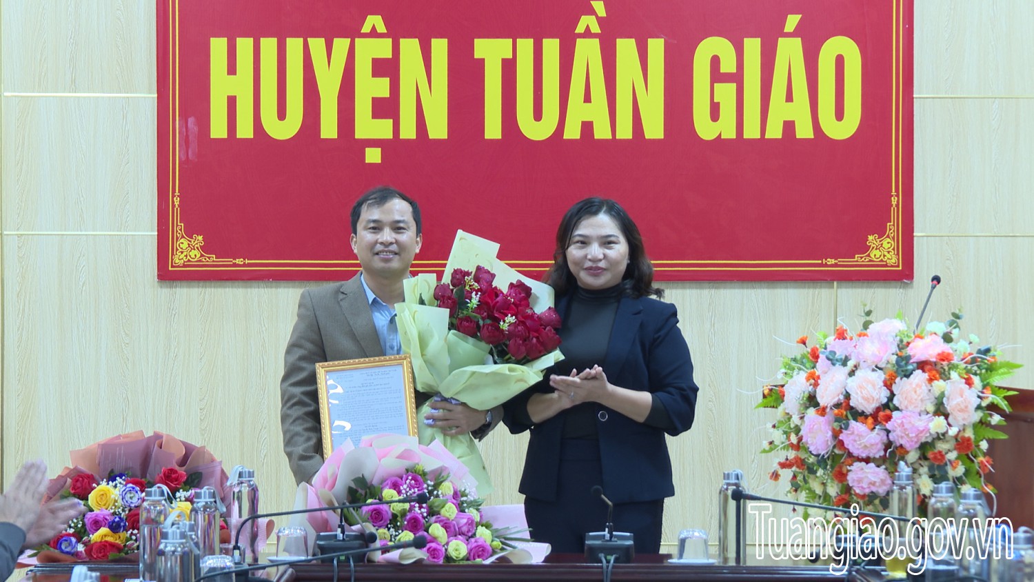 UBND huyện trao quyết định bổ nhiệm Phó Trưởng phòng Tài nguyên và Môi trường