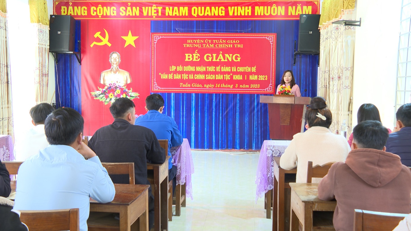 Bế giảng lớp nhận thức bồi dưỡng về Đảng và chuyên đề “Vấn đề dân tộc và chính sách dân tộc” Khóa 1 năm 2023