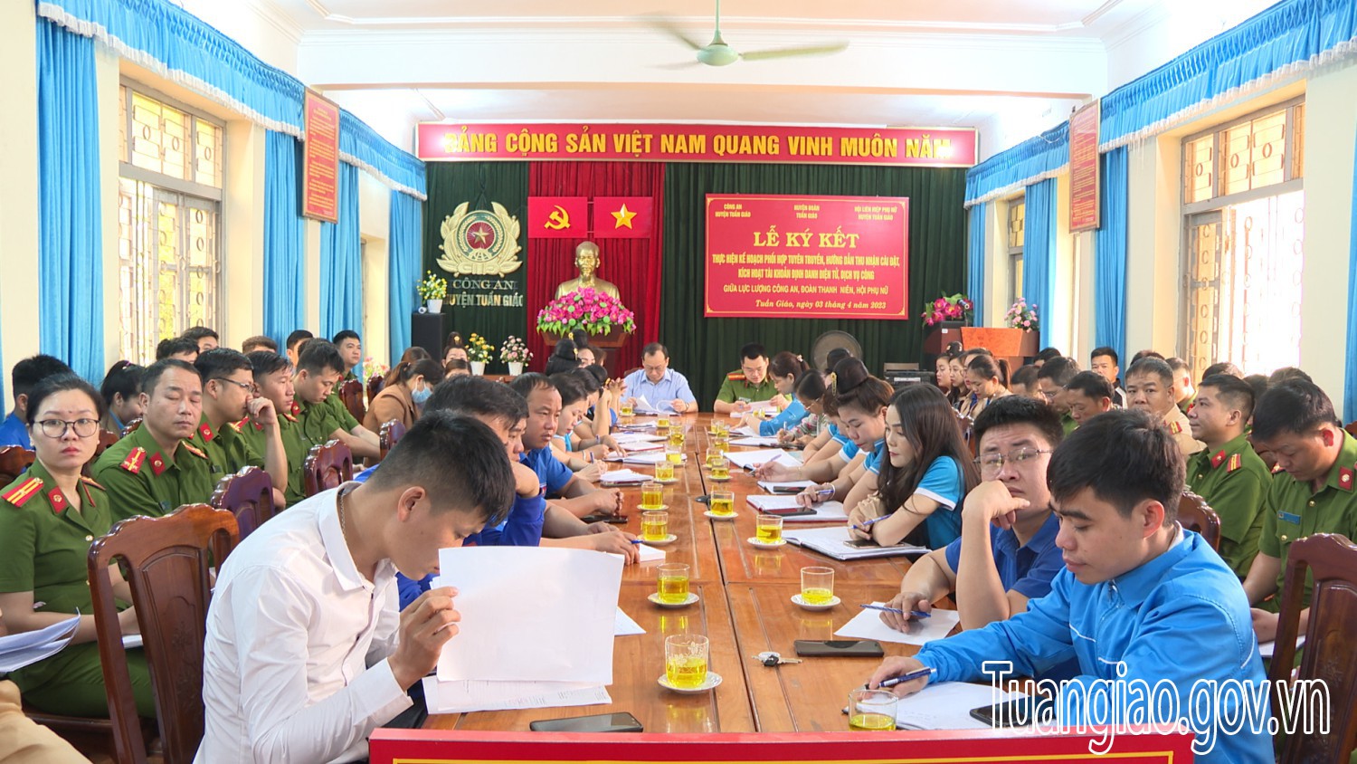 Lễ ký kết thực hiện kế hoạch phối hợp tuyên truyền, hướng dẫn, thu nhận, cài đặt, kích hoạt tài khoản định danh điện tử, dịch vụ công giữa lực lượng Công an – Đoàn thanh niên – Hội Phụ nữ