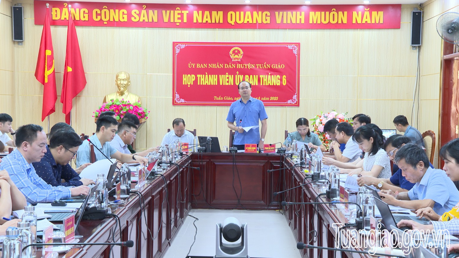 Họp thành viên Ủy ban nhân dân huyện lần 1 tháng 6 năm 2023