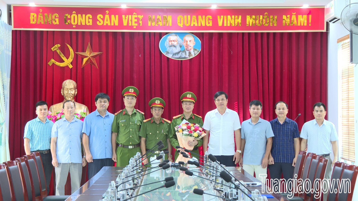 Lãnh đạo huyện Tuần Giáo khen thưởng đột xuất cho Công an huyện phá thành công chuyên án ma tuý