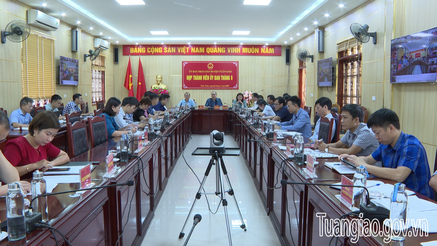 Họp thành viên UBND huyện Tuần Giáo tháng 8 năm 2023