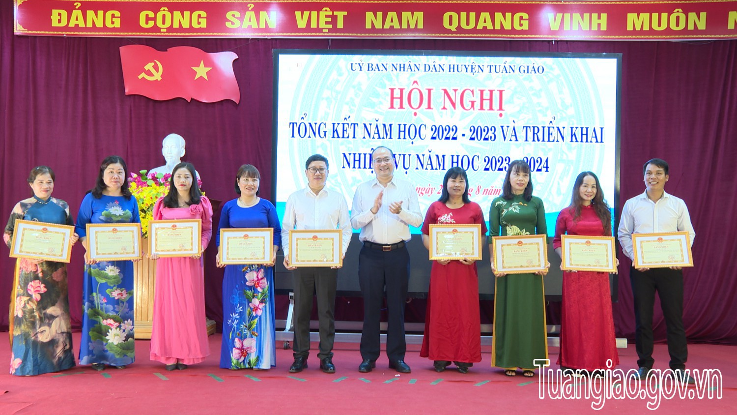 Tuần Giáo tổ chức Hội nghị tổng kết năm học 2022-2023 và triển khai nhiệm vụ năm học 2023-2024