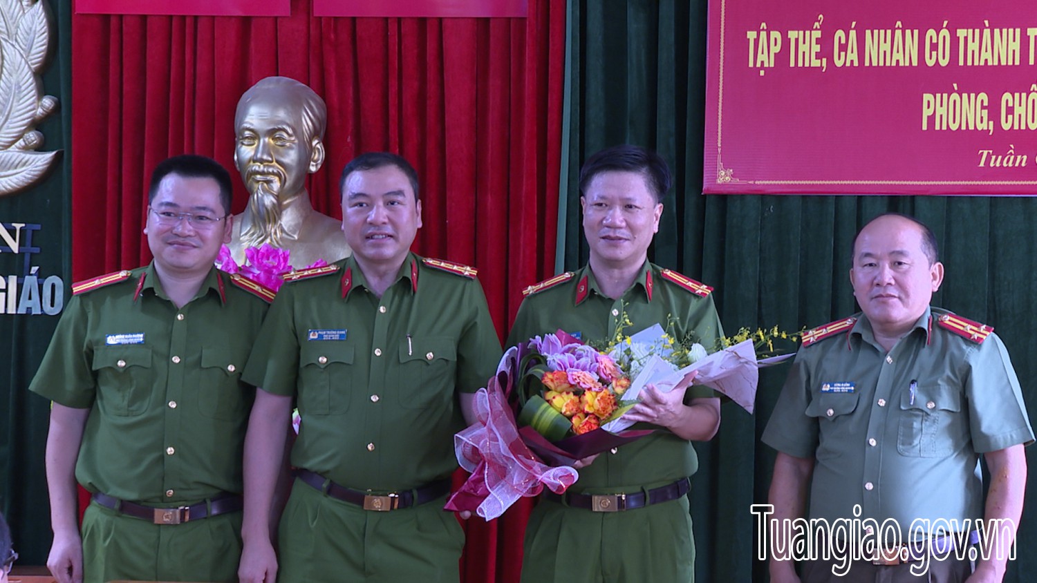 Lễ trao thưởng tập thể cá nhân có thành tích xuất sắc trong công tác đấu tranh phòng chống tội phạm về ma túy