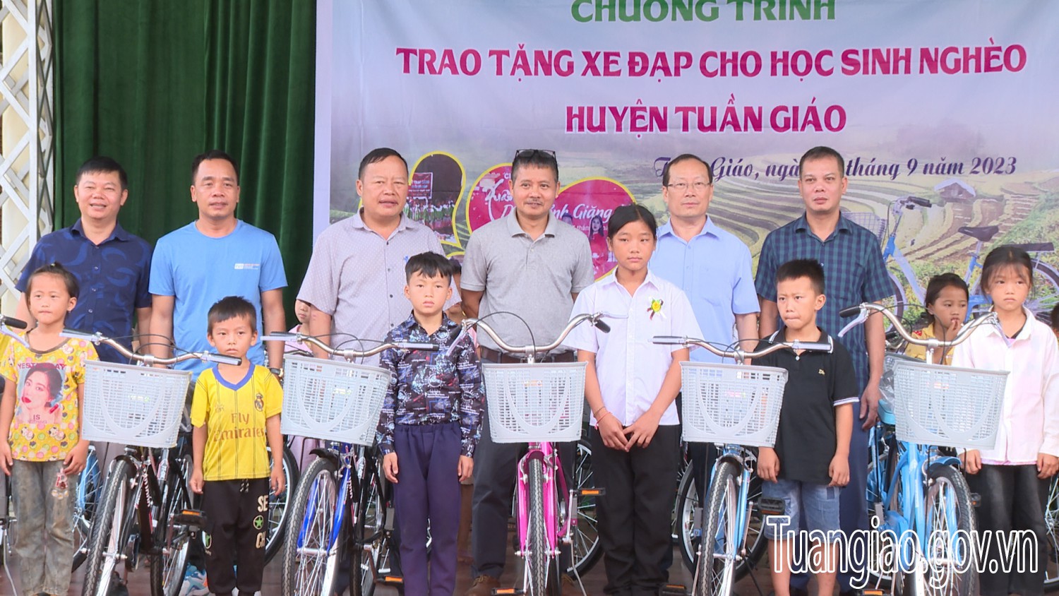 Báo Giáo dục và Thời đại chuyển trao hàng trăm suất quà ý nghĩa đến học sinh vùng cao huyện Tuần Giáo