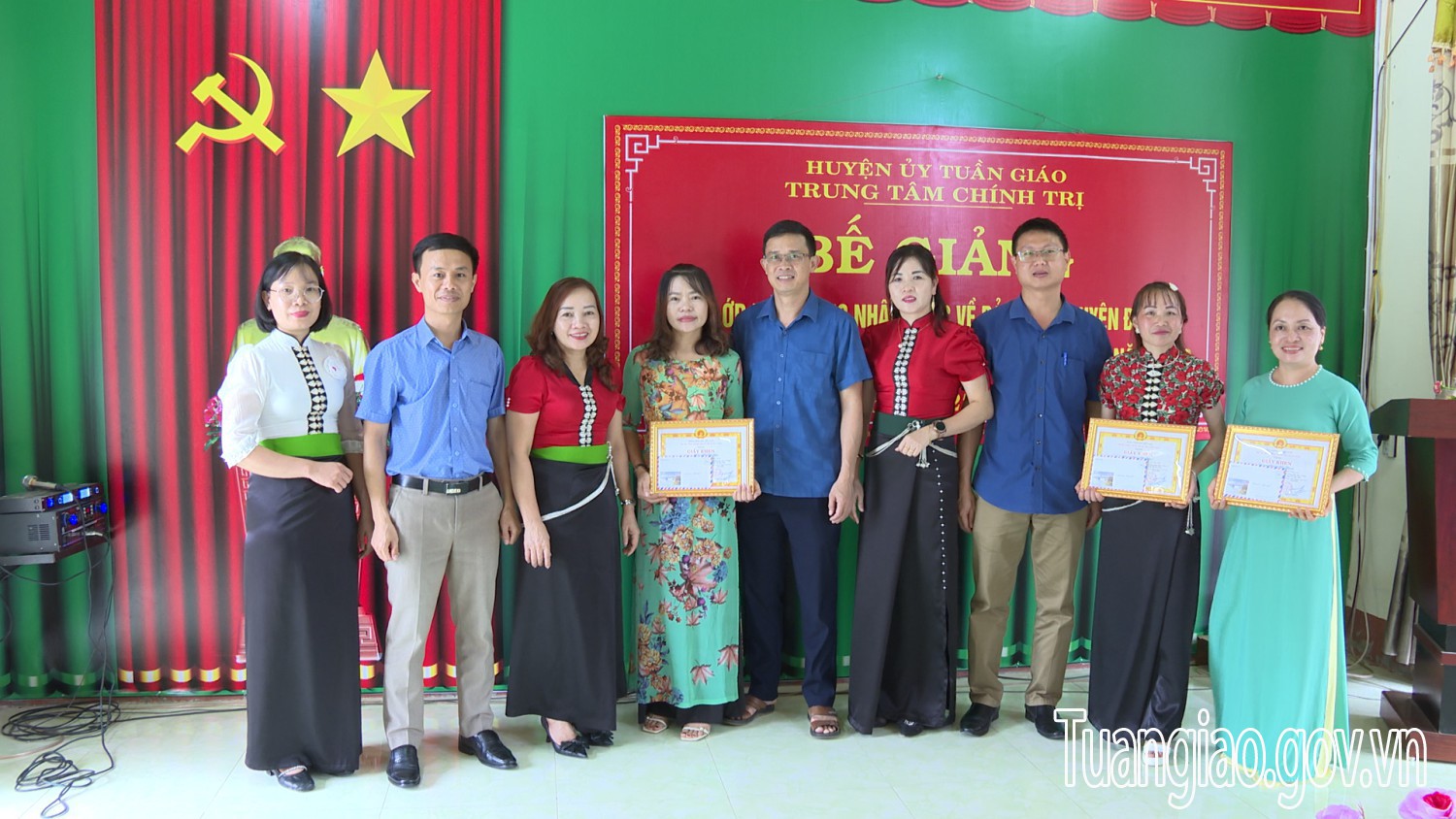 Bế giảng lớp bồi dưỡng nhận thức về Đảng và chuyên đề  “Vấn đề dân tộc và chính sách dân tộc” khóa VII năm 2023