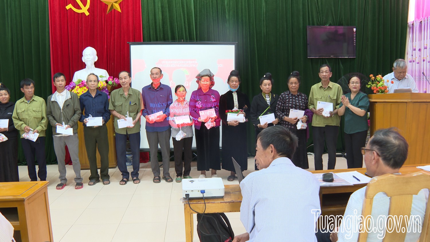 BĐD người cao tuổi huyện Tuần Giáo tặng quà hội viên người cao tuổi