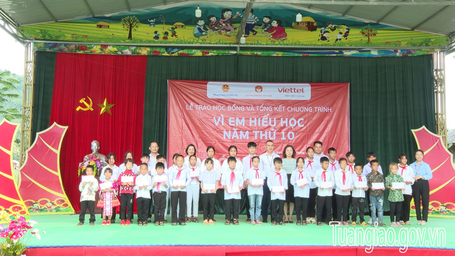 Trao học bổng "Vì em hiếu học" cho học sinh có hoàn cảnh khó khăn trên địa bàn huyện Tuần Giáo