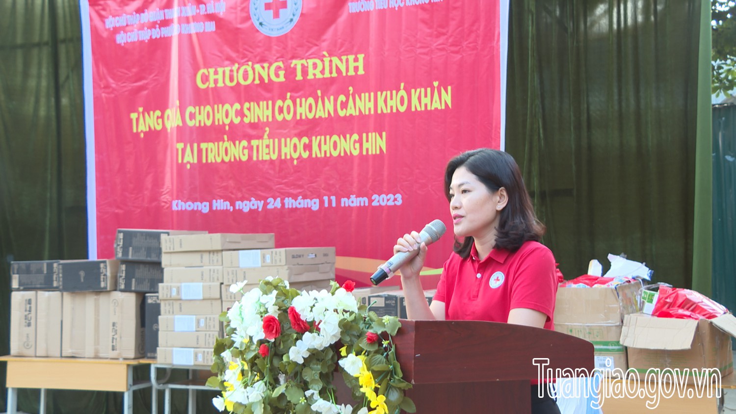 Chương trình tặng quà cho học sinh có hoàn cảnh khó khăn Tại trường tiểu học Khong Hin