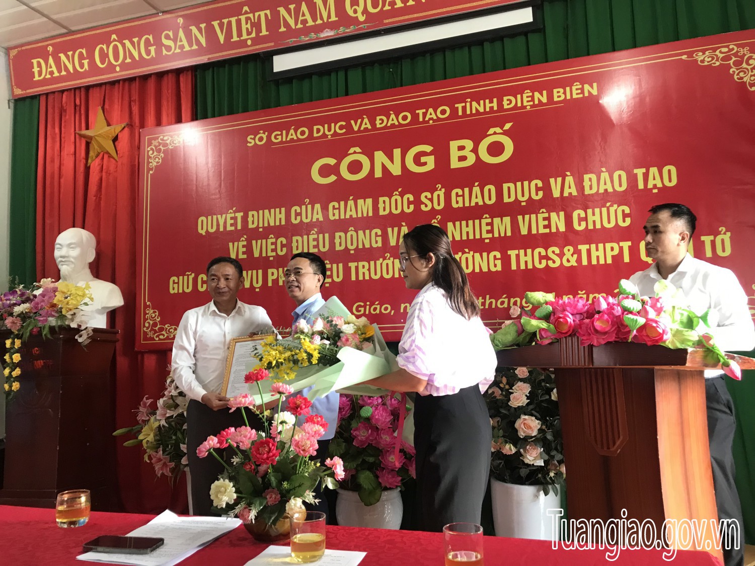 Tuần Giáo: Công bố các Quyết định của Giám đốc Sở GD&ĐT tỉnh về công tác cán bộ