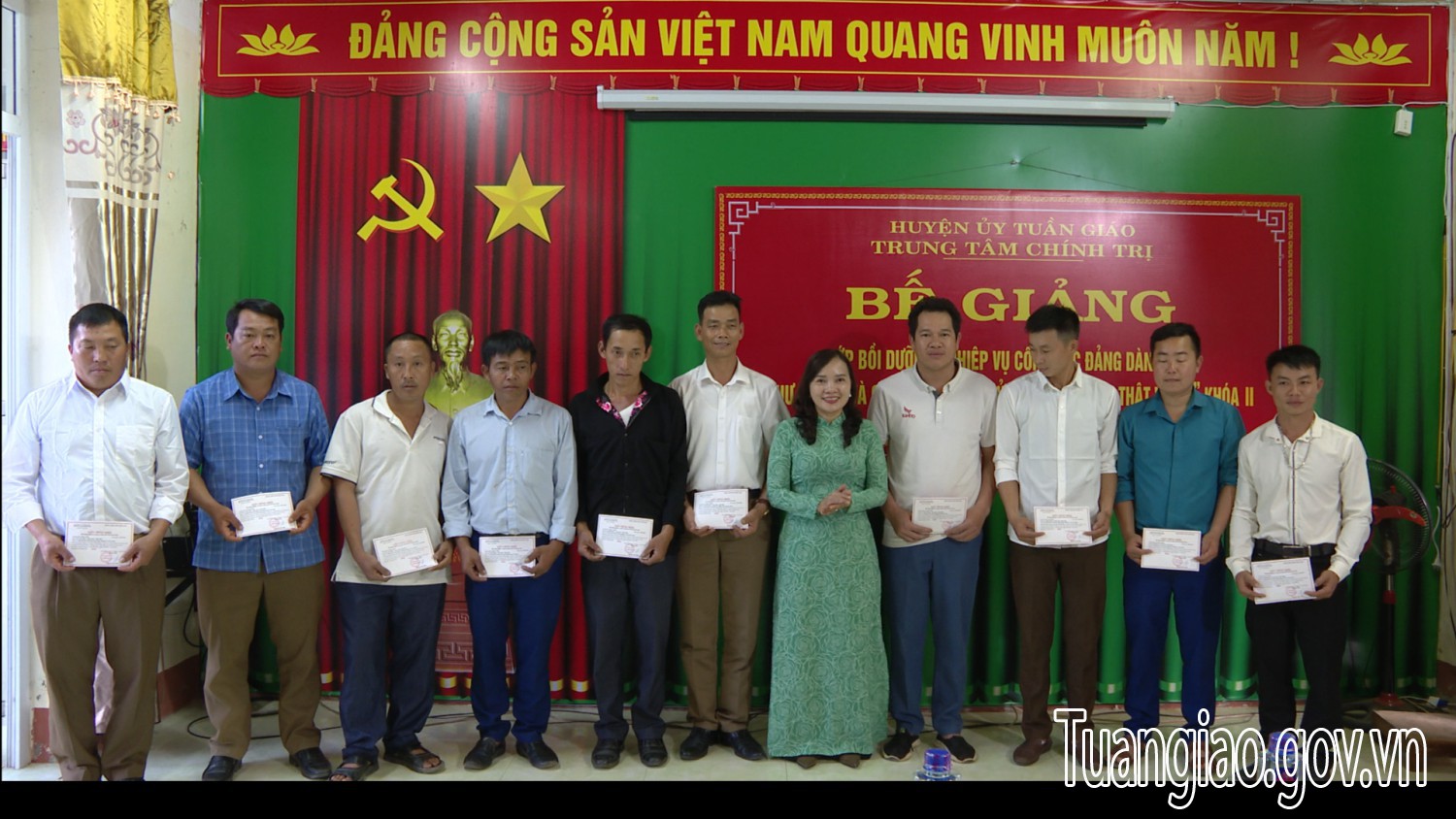 Tổng kết lớp bồi dưỡng nghiệp vụ công tác Đảng dành cho Bí thư chi bộ