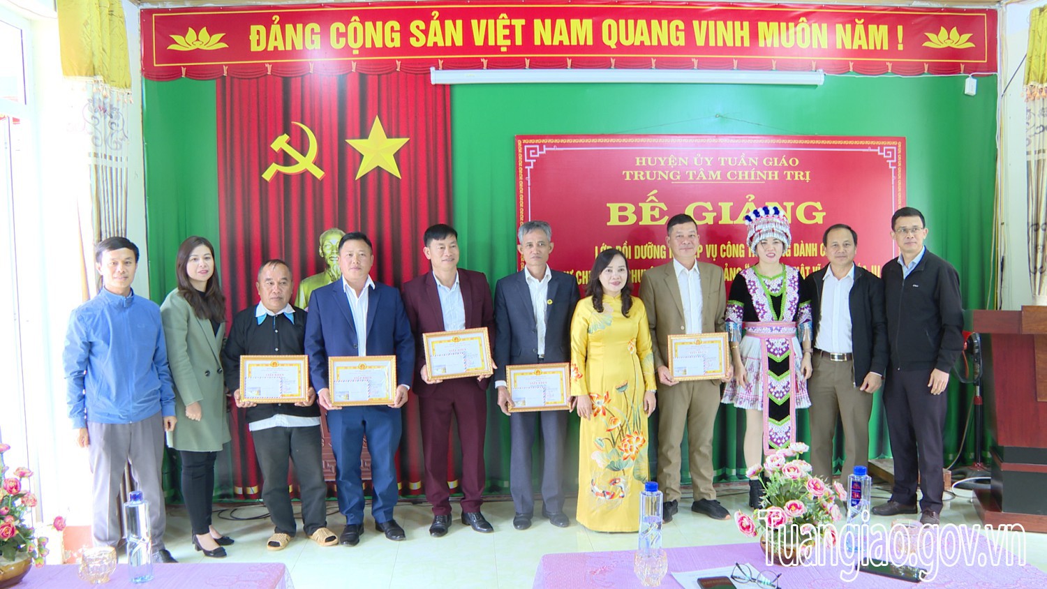 Bế giảng lớp Bồi dưỡng Chuyên đề lịch sử Đảng “Đảng ta vĩ đại” khóa III năm 2023