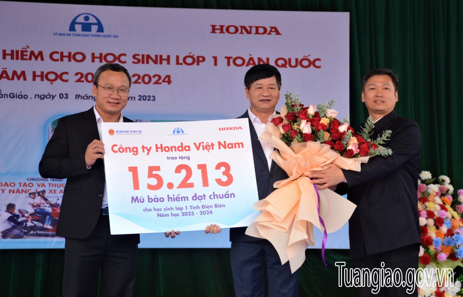 Trao tặng mũ bảo hiểm cho học sinh lớp 1 tại huyện Tuần Giáo