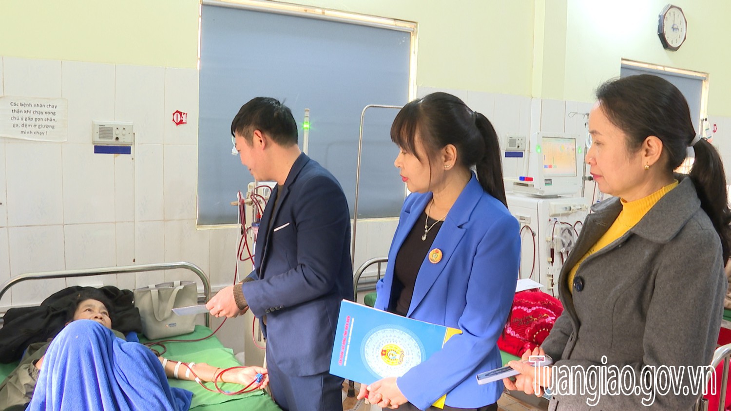 Liên đoàn lao động huyện tặng quà tết cho ĐVCĐ có hoàn cảnh khó khăn.