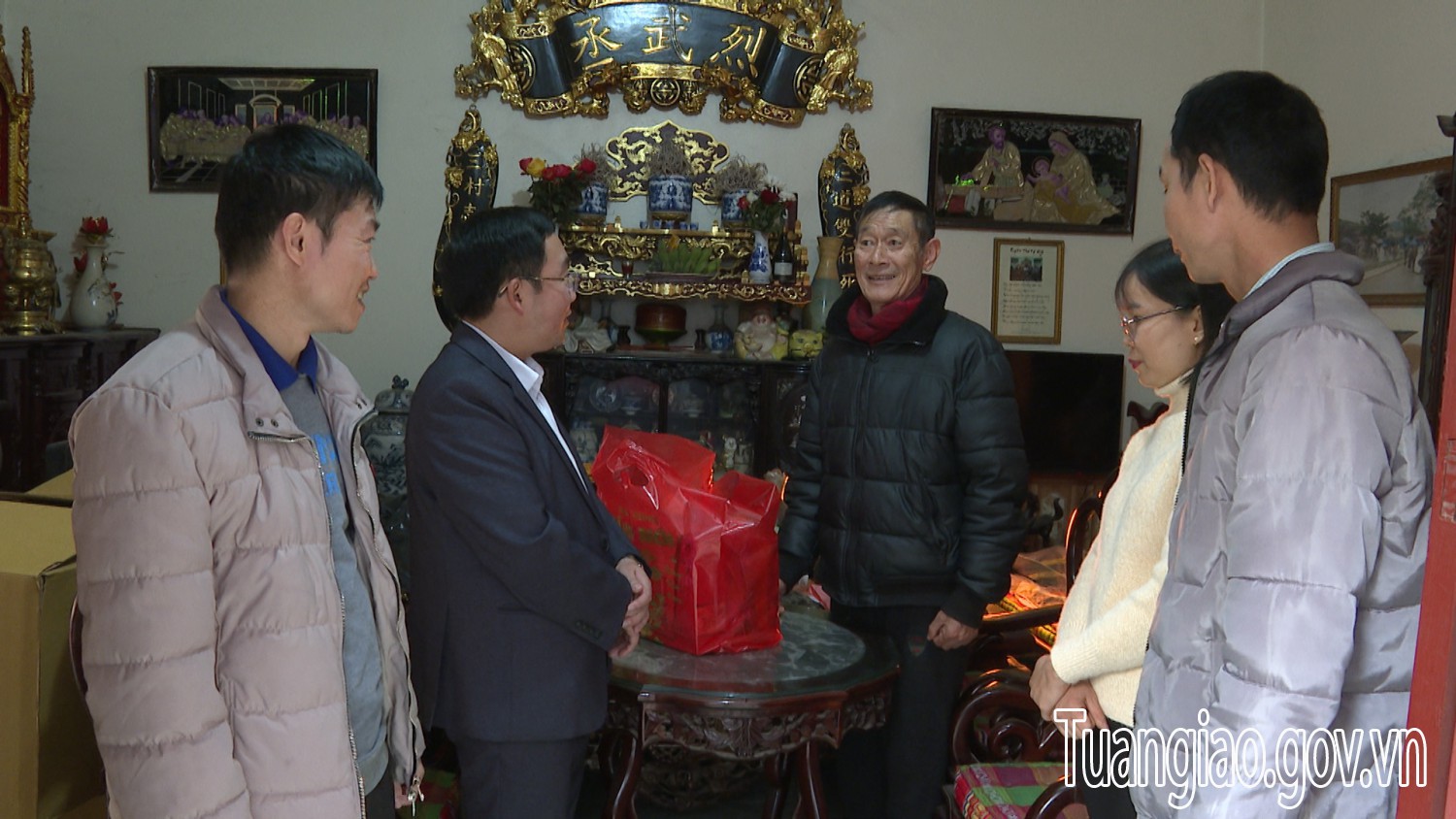 Lãnh đạo huyện Tuần Giáo chúc tết nguyên lãnh đạo qua các thời kỳ.