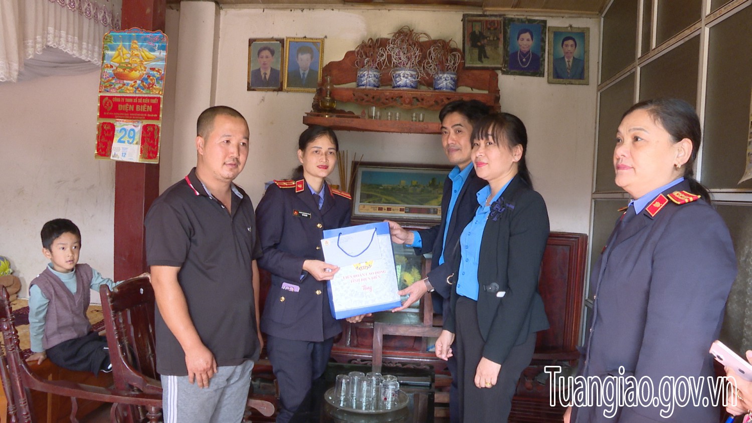 LĐLĐ tỉnh thăm hỏi tặng quà 5 đoàn viên công đoàn có hoàn cảnh khó khăn huyện Tuần Giáo