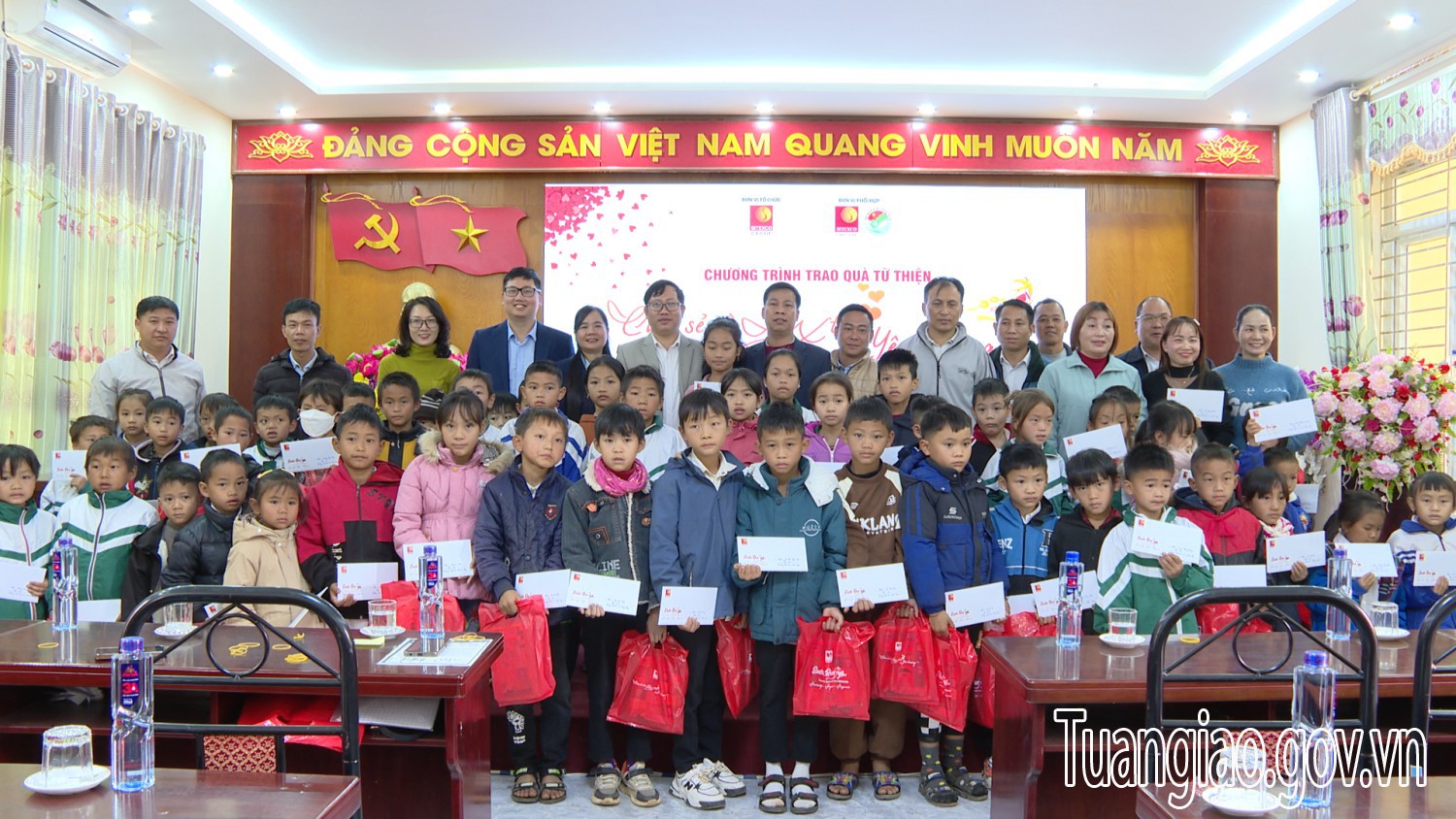 Các Em học sinh trên địa bàn được trao tặng quà