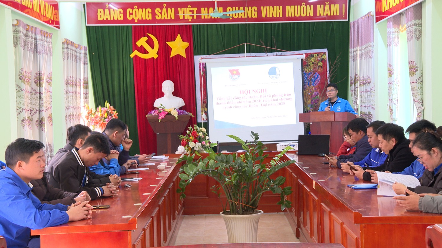 Đc Lò Văn Liêm   Bí thư Huyện đoàn phát biểu tại hội nghị