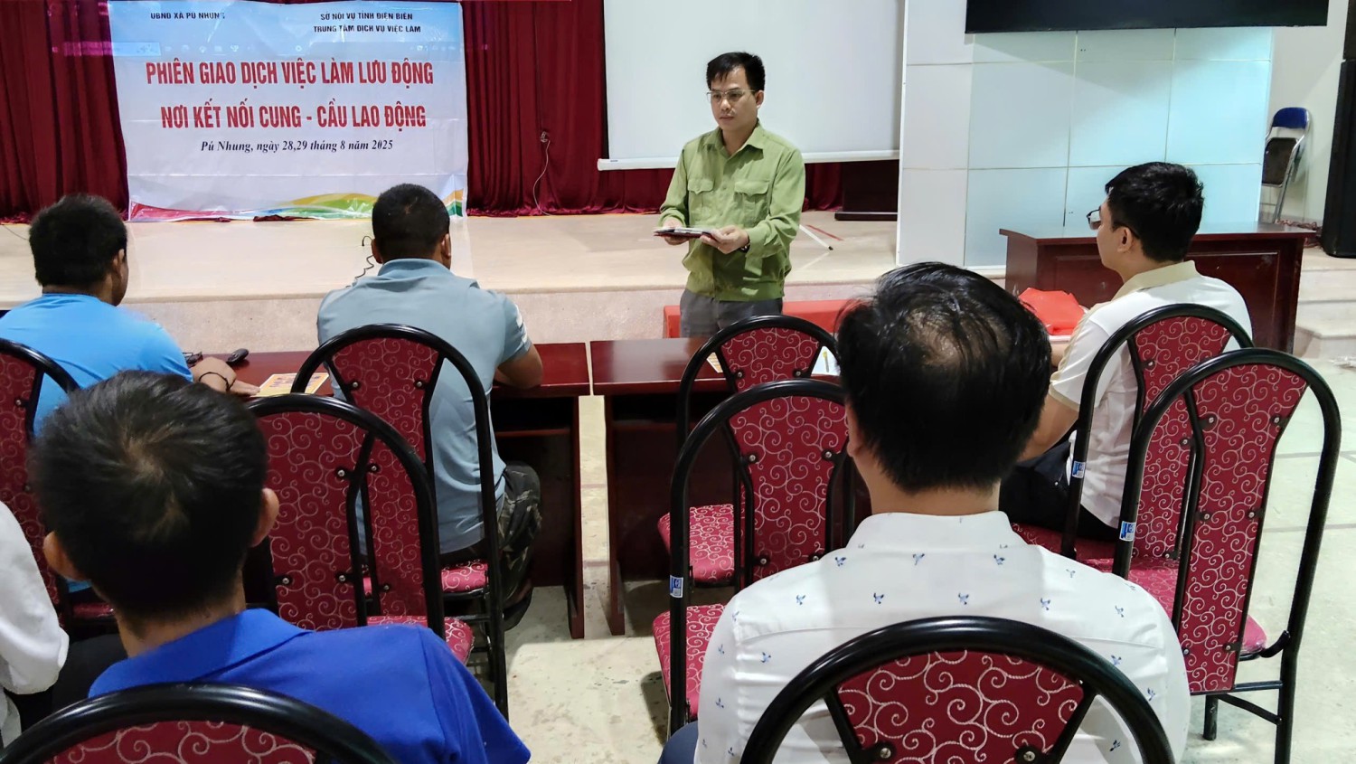 Pú Nhung tổ chức phiên giao dịch việc làm lưu động nơi kết nối cung - cầu lao động